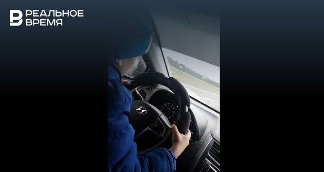 Жительница Челнов посадила за руль ребенка, разогнавшегося до 130 км/ч — видео