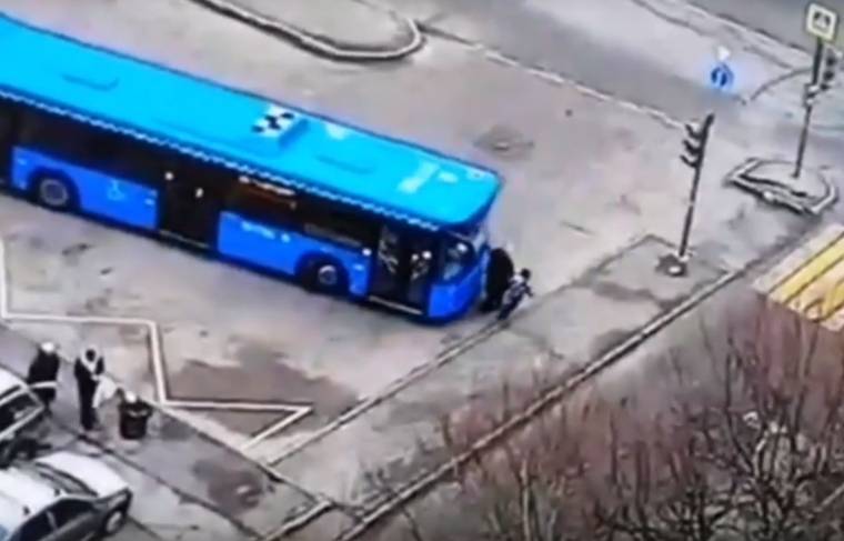 Автобус, не поставленный на «ручник», сбил женщину в Москве