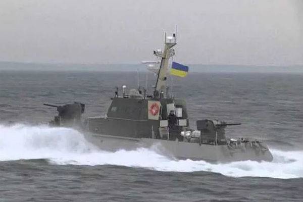 Украинские военные корабли покидают Керченский порт
