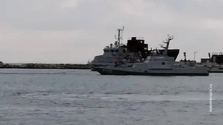 Без военного конвоя: украинские корабли прошли под арками Крымского моста