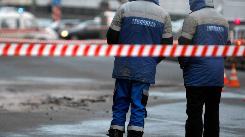 Двор на юге Петербурга заволокло паром после прорыва трубы — видео