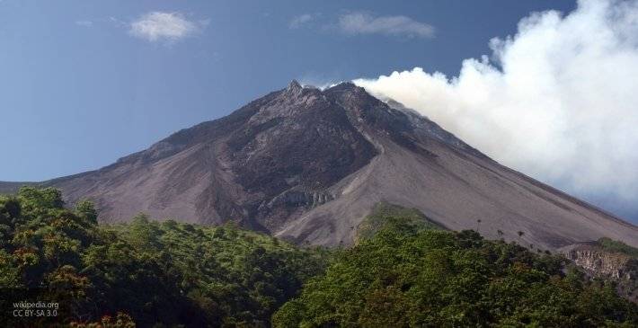 Сегодня началось извержение самого активного вулкана в Индонезии