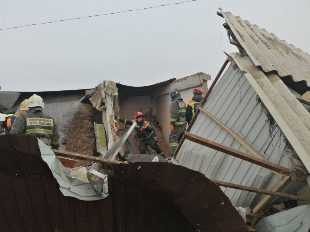 Спасатели нашли трех взрослых и ребенка под завалами обрушившегося дома около Энгельса