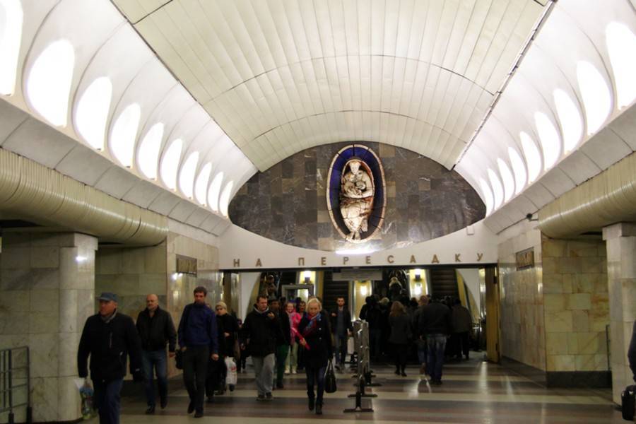 Вандал повредил скульптуру Мадонны на станции метро "Римская"