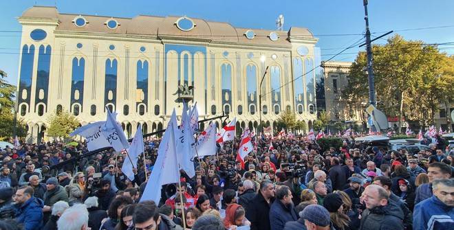 На антиправительственный митинг в Тбилиси вышли около 2 тысяч человек
