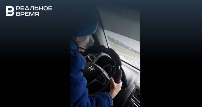 МВД проверит видео, на котором жительница Челнов посадила за руль малолетнего сына