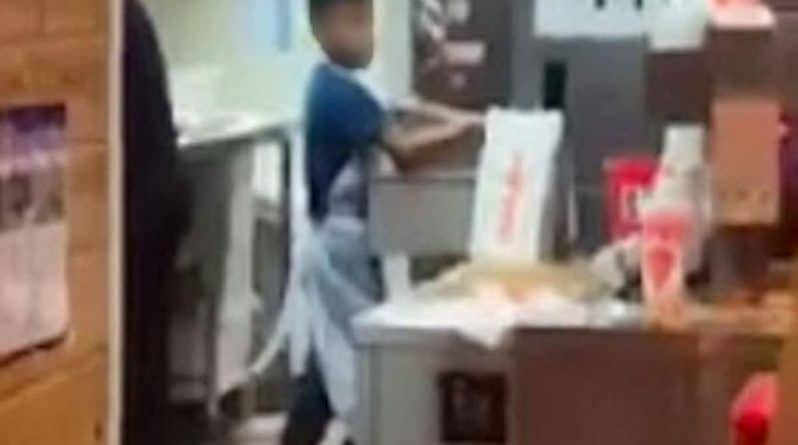 Шокированный посетитель снял на видео ребенка «9 лет», работающего с сырой курицей на кухне ресторана