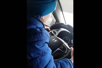 Посадившая ребенка за руль на трассе россиянка объяснилась