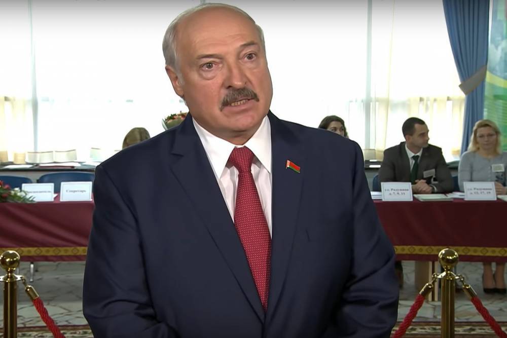Лукашенко заявил, что Россия должна предоставлять оружие Белоруссии бесплатно