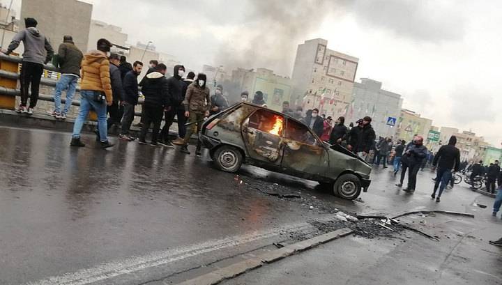 Иранцам компенсируют подорожание топлива - vesti.ru - Иран