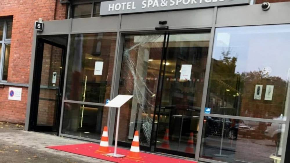 Берлин: группа вооруженных мужчина ворвалась в отель и устроила там массовую-драку