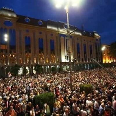 В Тбилиси сторонники оппозиционных партий пикетируют парламент