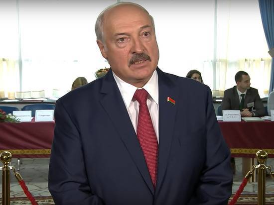 Лукашенко заявил, что Россия должна предоставлять оружие Белоруссии бесплатно