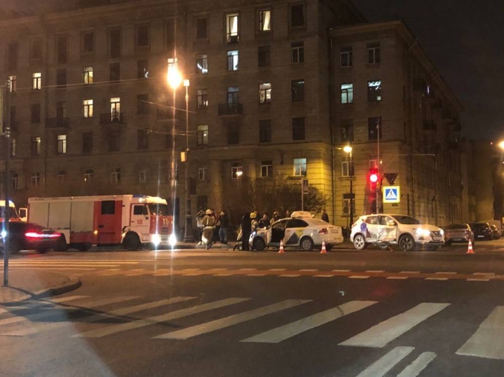 «Яндекс.Такси» протаранил каршеринговый автомобиль на перекрестке Васильевского острова