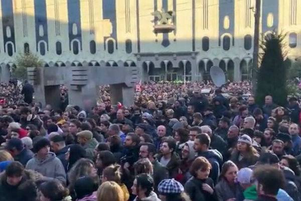 Оппозиция закрыла на замки вход в парламент Грузии