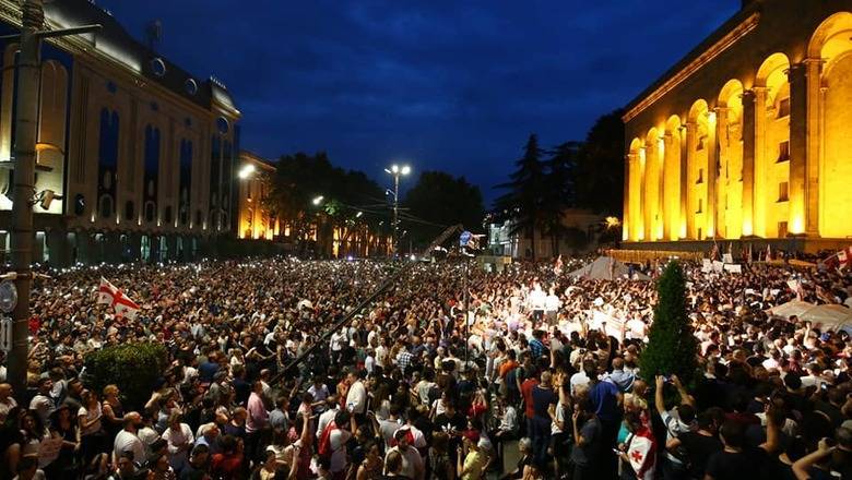 В Тбилиси оппозиция организовала многотысячный митинг