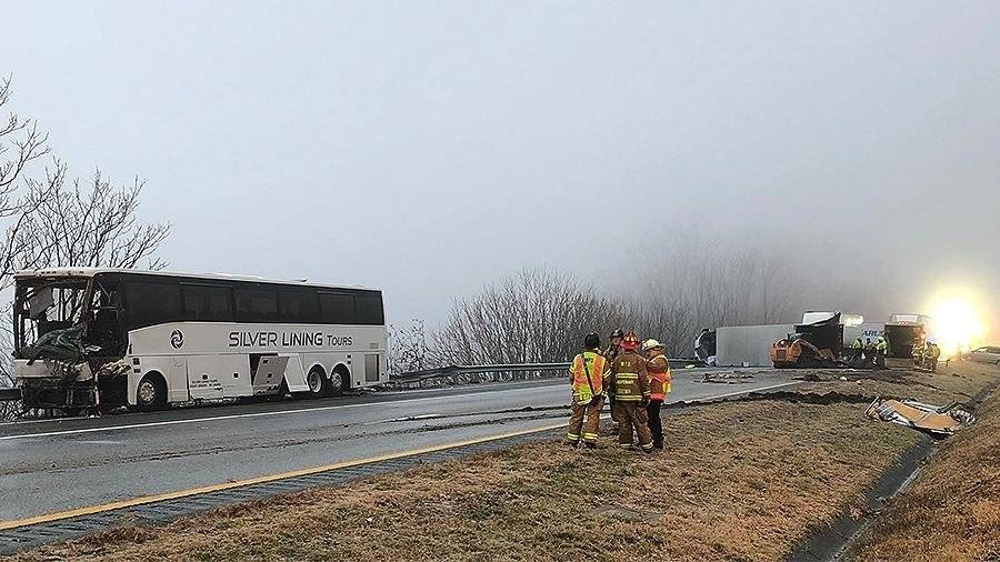 Автобус и грузовик столкнулись в США, пострадали 25 человек