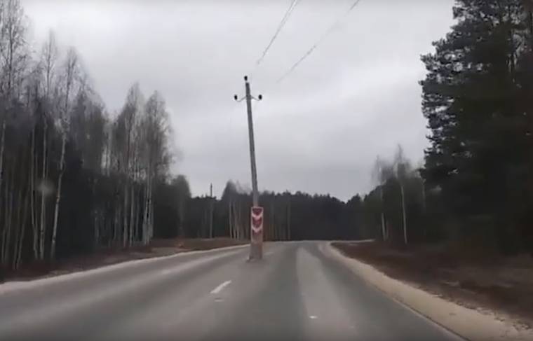 Автомобилист заснял столб посреди трассы во Владимирской области