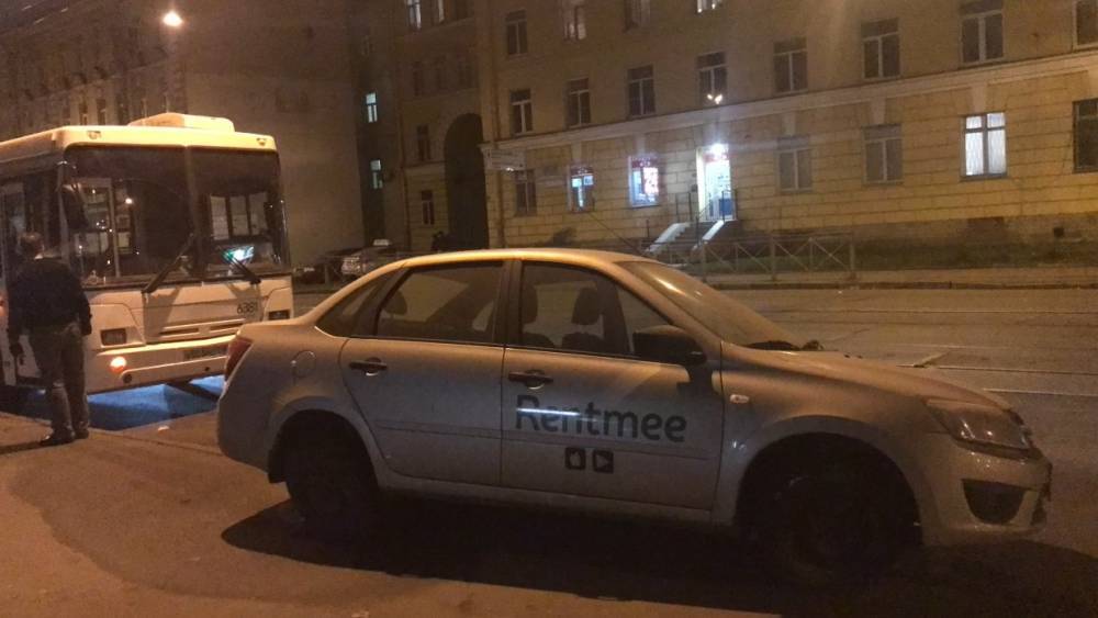 Побитое авто каршеринга грустит на тротуаре по Кондратьевскому
