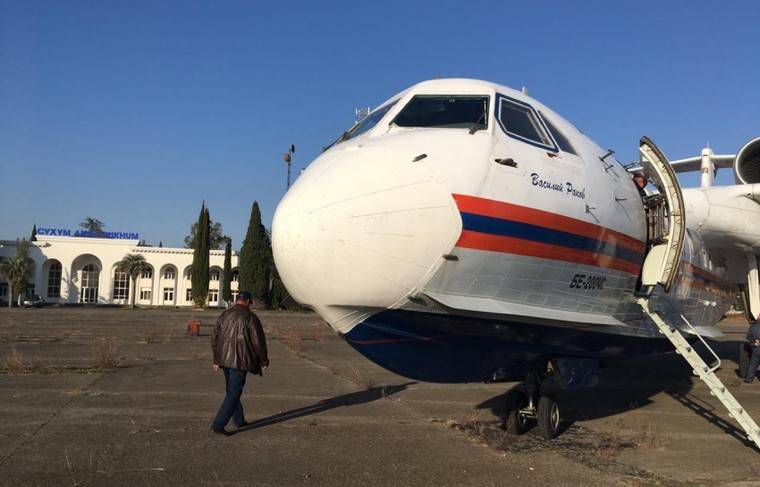 Авиация МЧС РФ тушит лесные пожары в горах Абхазии