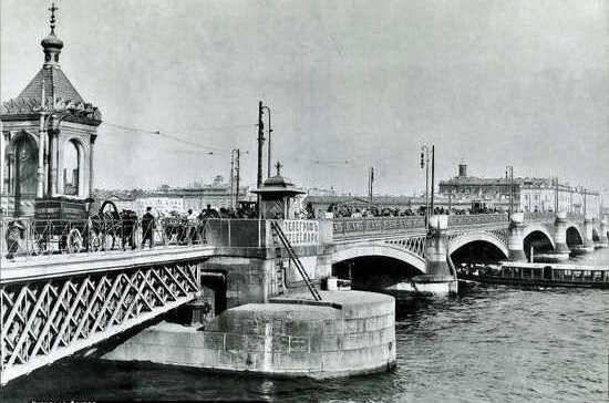 Первым постоянным мостом в Петербурге стал Благовещенский