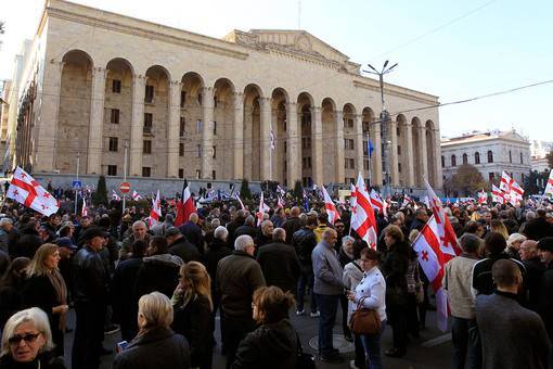 «Пусть не приходят»: в Тбилиси оппозиция заблокировала парламент