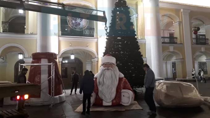 У станции метро "Гостиный двор" установили елку и фигуру Дед Мороза