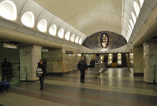 Вандал из Кузбасса повредил статую на станции метро «Римская» в Москве