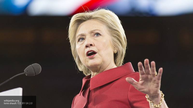 Самолет с Хиллари Клинтон на борту экстренно приземлился в Нью-Йорке