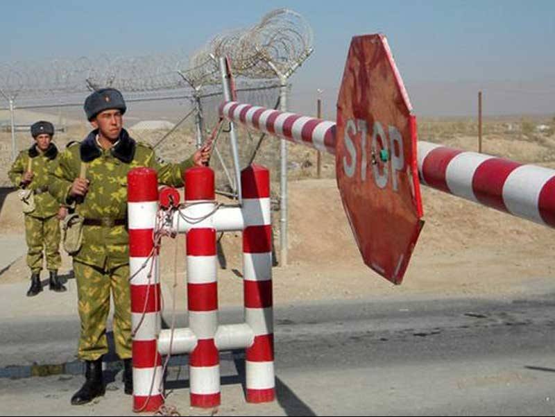 Туркменские полицейские завязали драку на границе с Узбекистаном | Вести.UZ