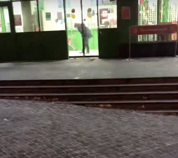 В Екатеринбурге у магазина «Пятерочка» мужчину изрезали ножом. Полиция начала проверку