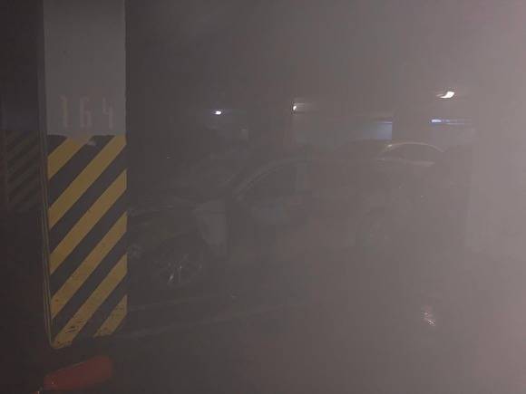 В Екатеринбурге в подземном паркинге жилой высотки произошел пожар