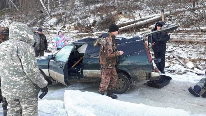 В Иркутской области мужчина погиб, провалившись под лед вместе с машиной
