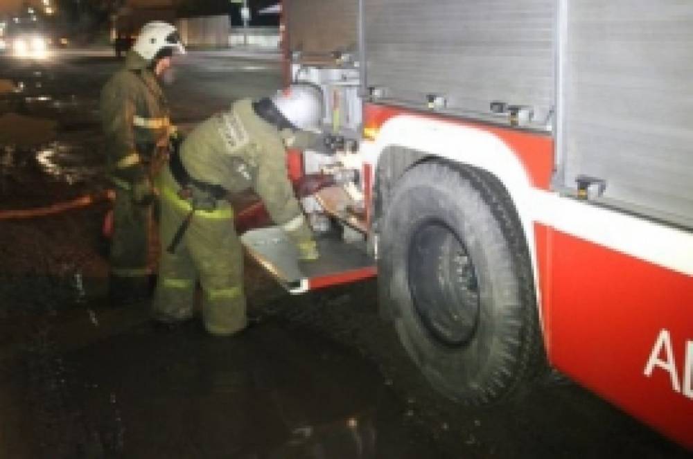 Утро понедельника осветили два горящих гаража на стоянке «Дружба» в Красносельском районе