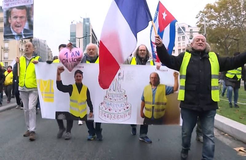 "Желтые жилеты" отметили годовщину протеста в Париже поджогами