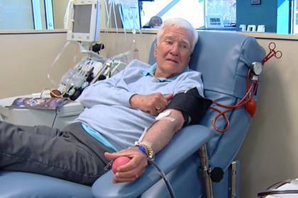 Мужчина cдал 303 литра крови и спас 1920 жизней