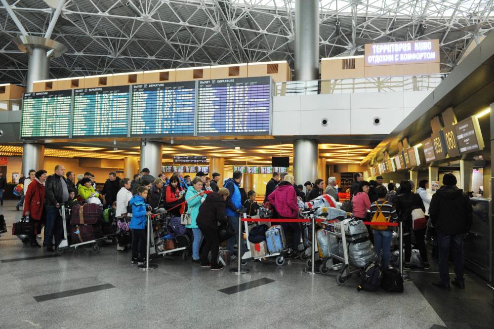 Более 50 рейсов отменили и задержали в аэропортах Москвы