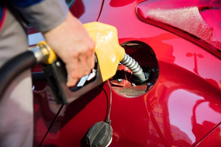 Недолив топлива на автозаправках превышает норму в 2–3 раза – Минпромторг