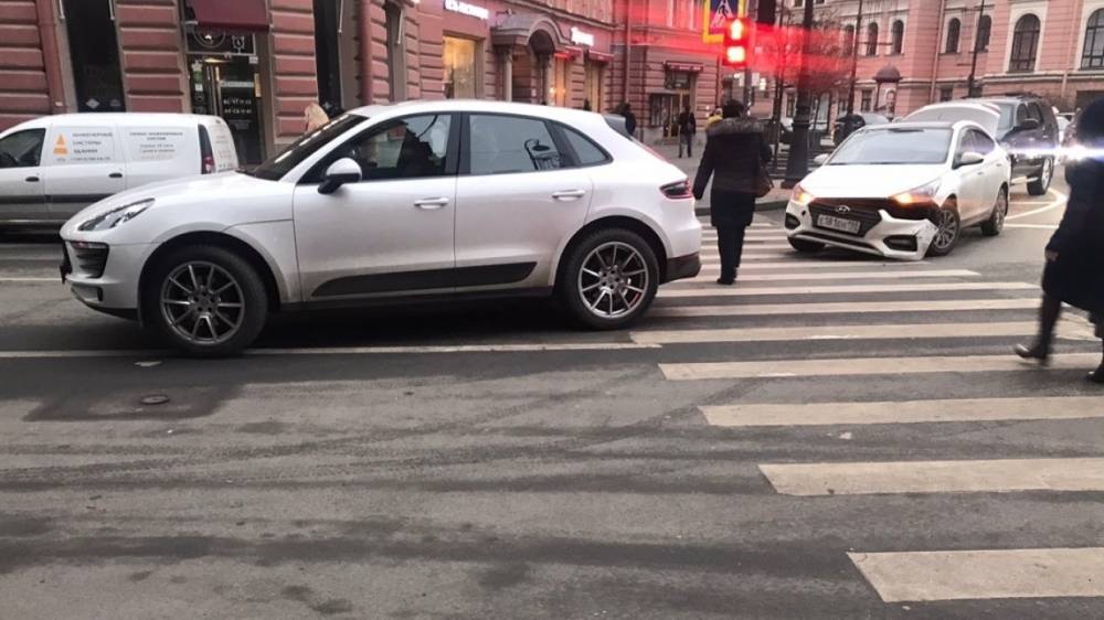Hyundai потерял бампер после столкновения с Porsche на улице Льва Толстого