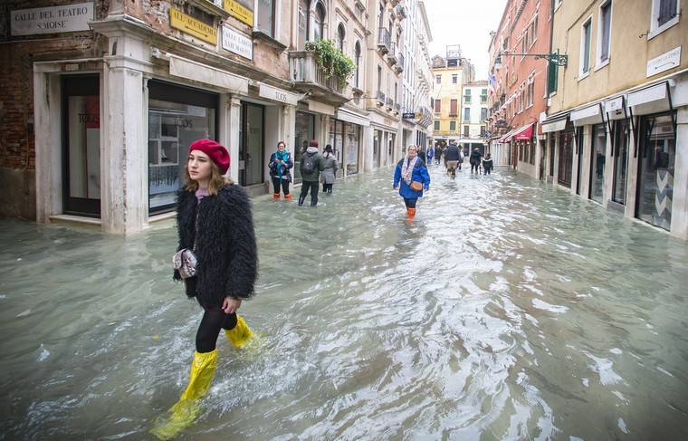 Школы в Венеции возобновили работу после наводнения