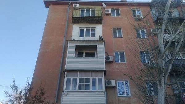 В Астрахани на четвертом этаже хрущевки обрушился балкон, погиб мужчина