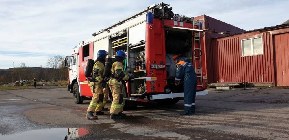 Десять пожарных тушили одноэтажное строение на ул. Вишневой в Калининграде