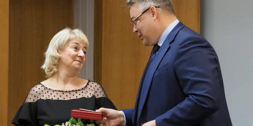 В Ставрополье наградили учительницу, защитившую детей от вооруженного дебошира