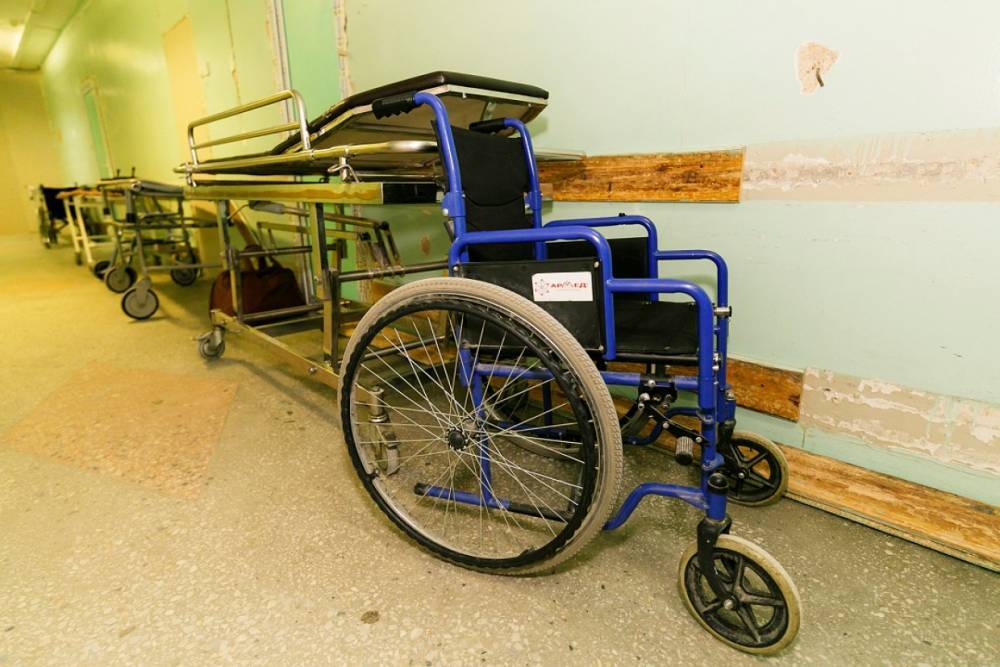 В Петербурге пожилую колясочницу смертельно травмировали при погрузке в социальное такси