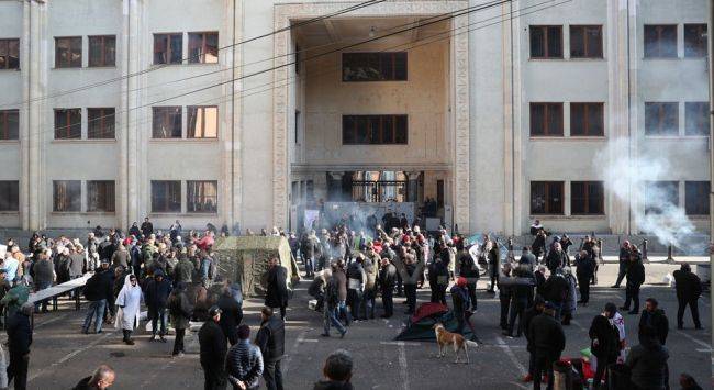 Протесты и пикеты: депутатов не пускают в парламент Грузии (видео)
