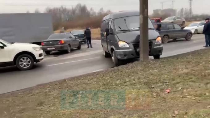 На улице Передовиков не заметившая авто на буксире "Газель" влетела столб