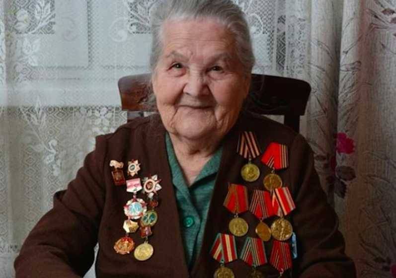 Мошенники обокрали 97-летнюю бабушку, и она стала популярным блогером