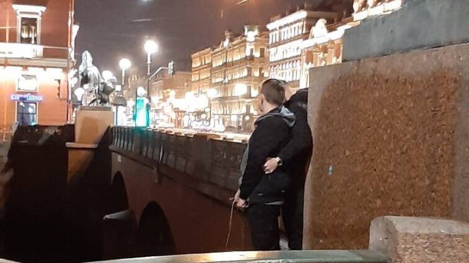 Петербуржцев возмутили мужчины, справляющие нужду с Аничкова моста