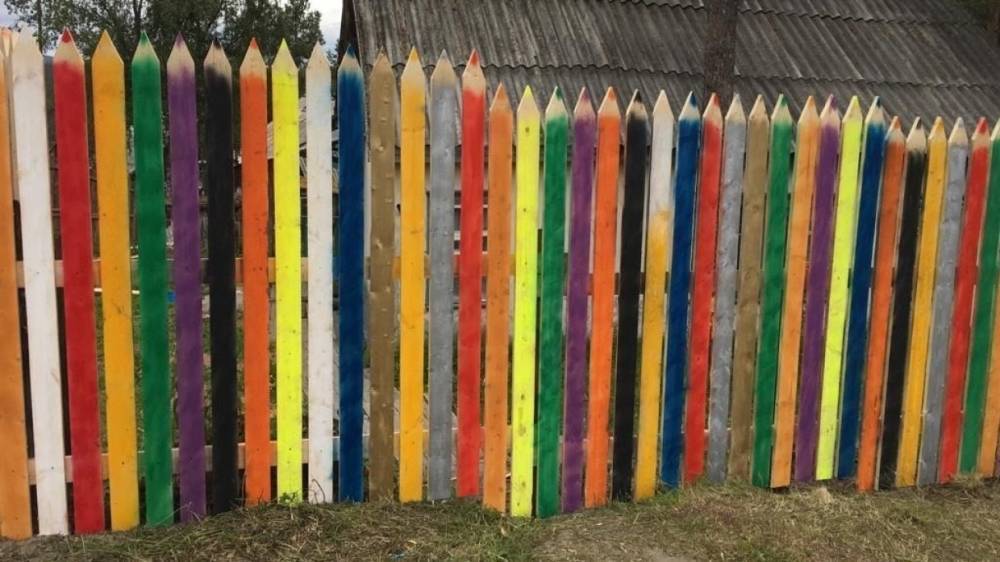 Новгородка повредила забор соседу и заделала его материалом другого цвета