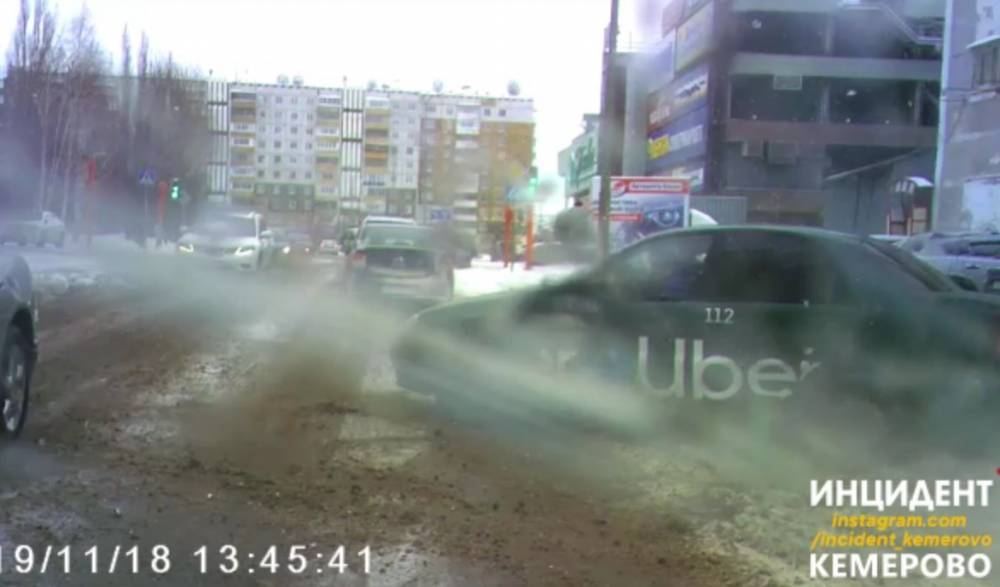 Момент ДТП с участием автомобиля такси в Кемерове попал на видео